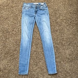Bullhead women’s light wash skinny jeans size 23